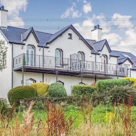 Menai View Villa Szűz Mária templom a fehér mogyorófák tavacskájánál Kültér fotó