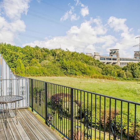 Menai View Villa Szűz Mária templom a fehér mogyorófák tavacskájánál Kültér fotó