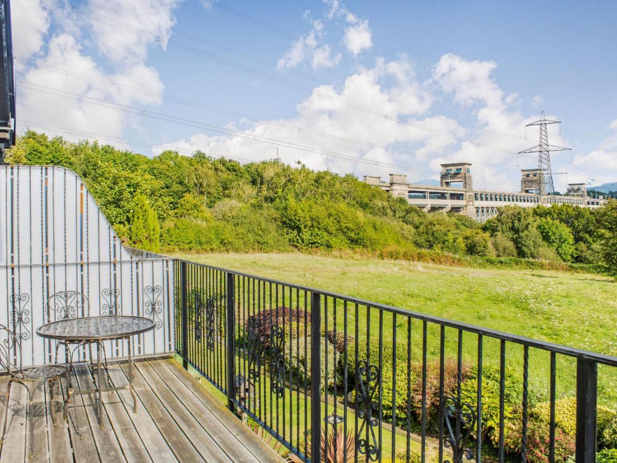 Menai View Villa Szűz Mária templom a fehér mogyorófák tavacskájánál Kültér fotó