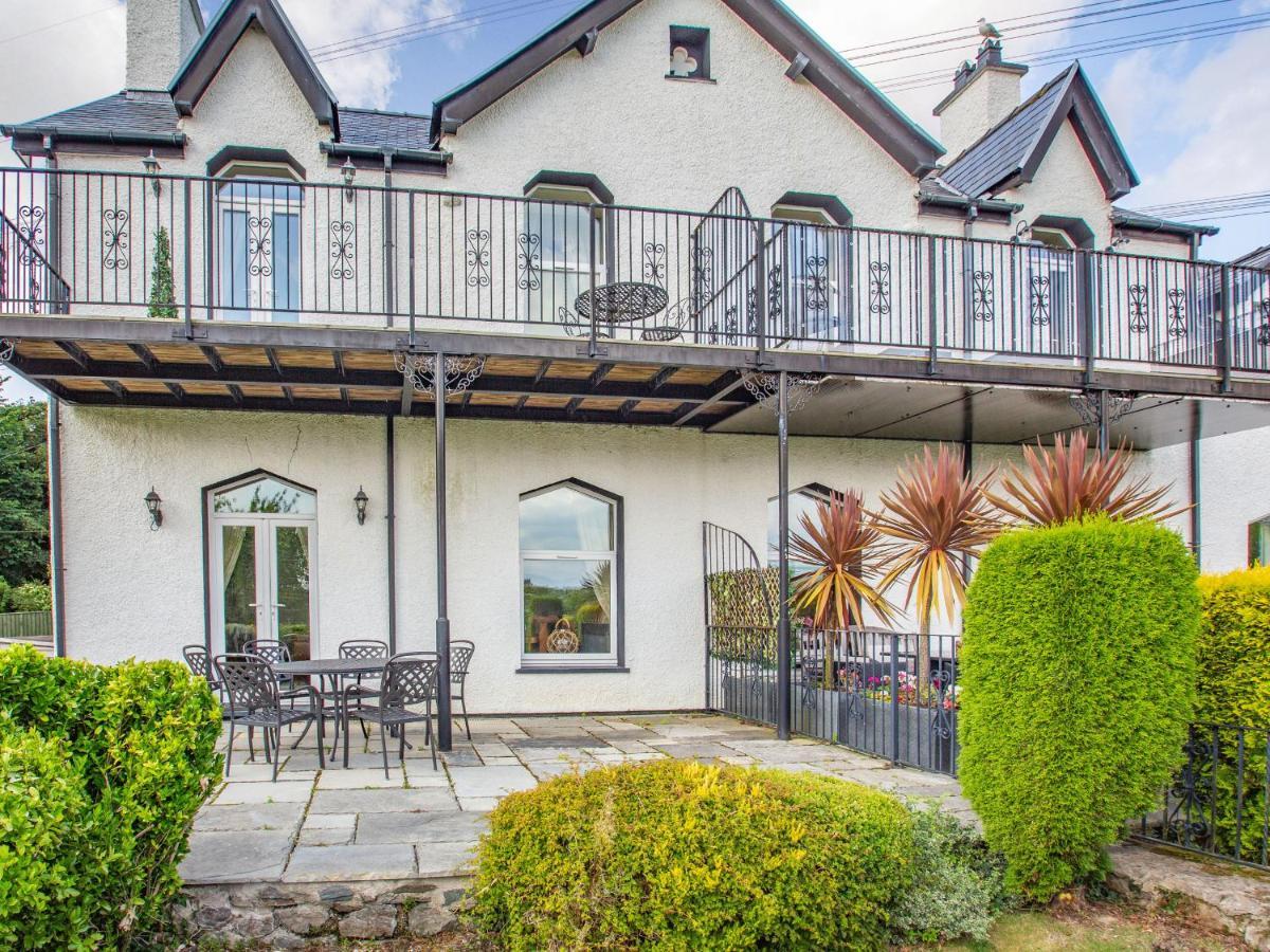 Menai View Villa Szűz Mária templom a fehér mogyorófák tavacskájánál Kültér fotó