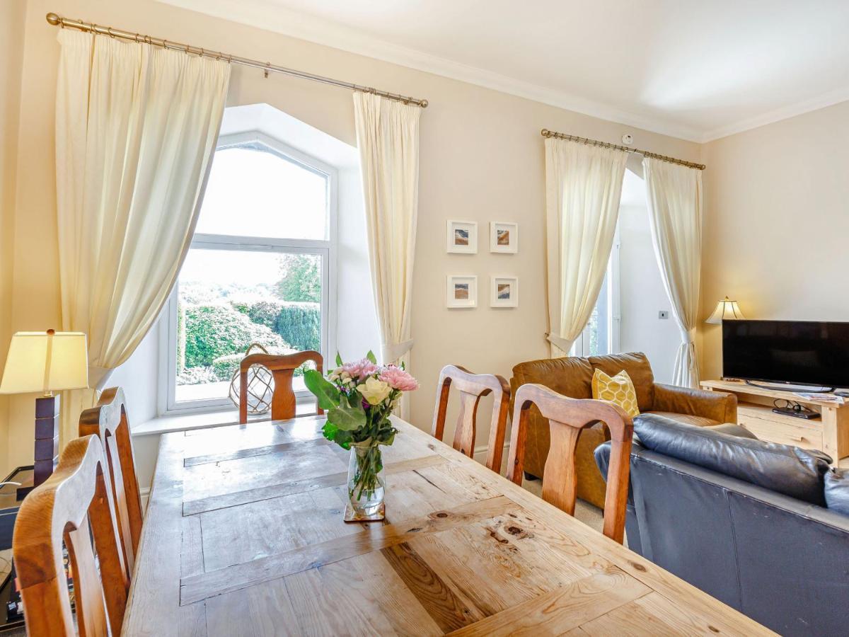 Menai View Villa Szűz Mária templom a fehér mogyorófák tavacskájánál Kültér fotó