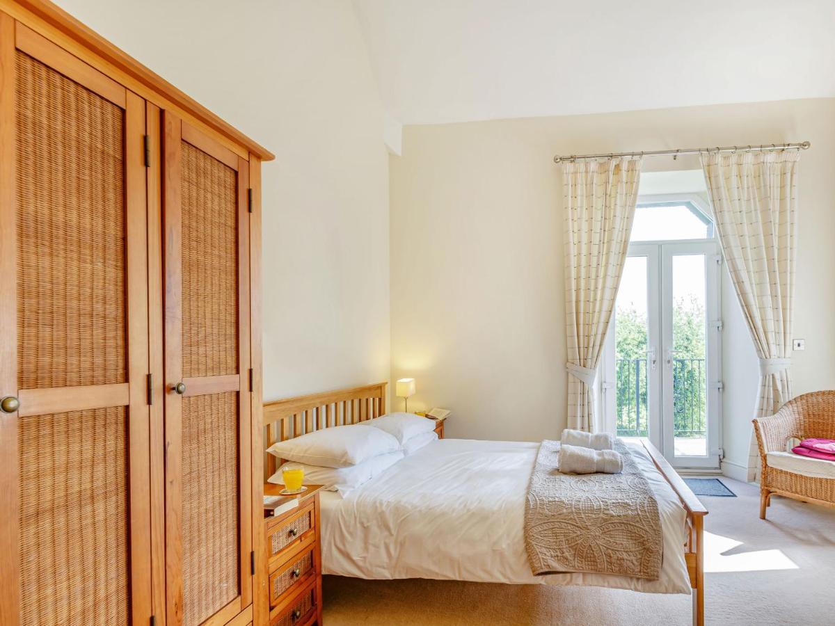 Menai View Villa Szűz Mária templom a fehér mogyorófák tavacskájánál Kültér fotó