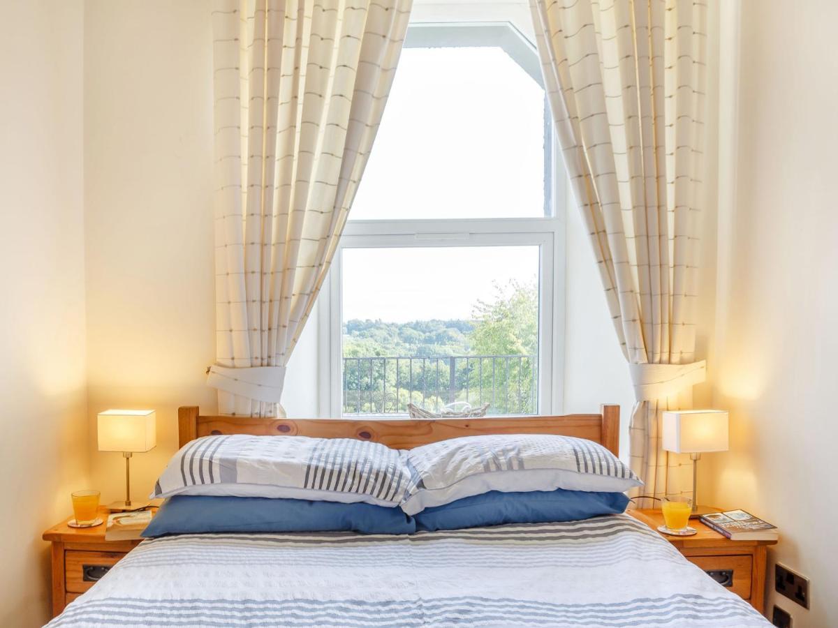 Menai View Villa Szűz Mária templom a fehér mogyorófák tavacskájánál Kültér fotó