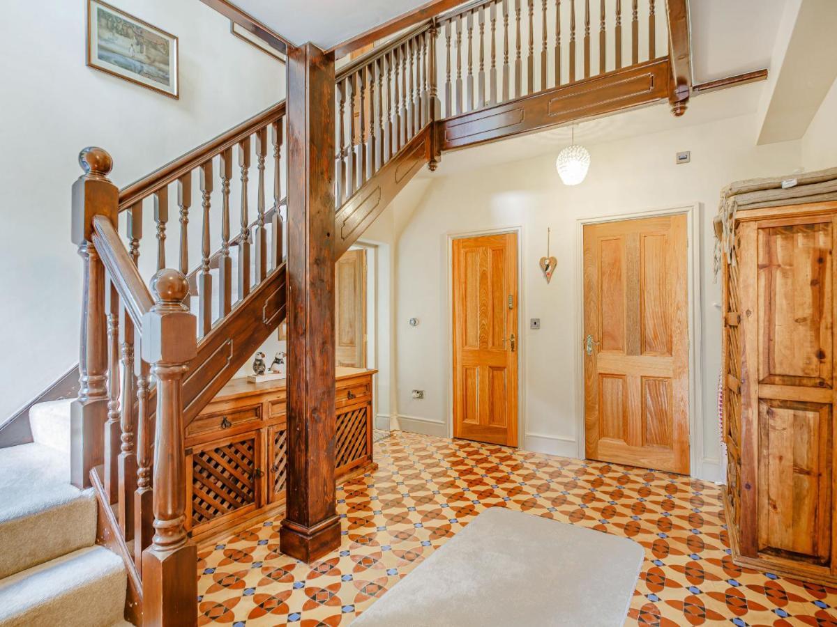 Menai View Villa Szűz Mária templom a fehér mogyorófák tavacskájánál Kültér fotó