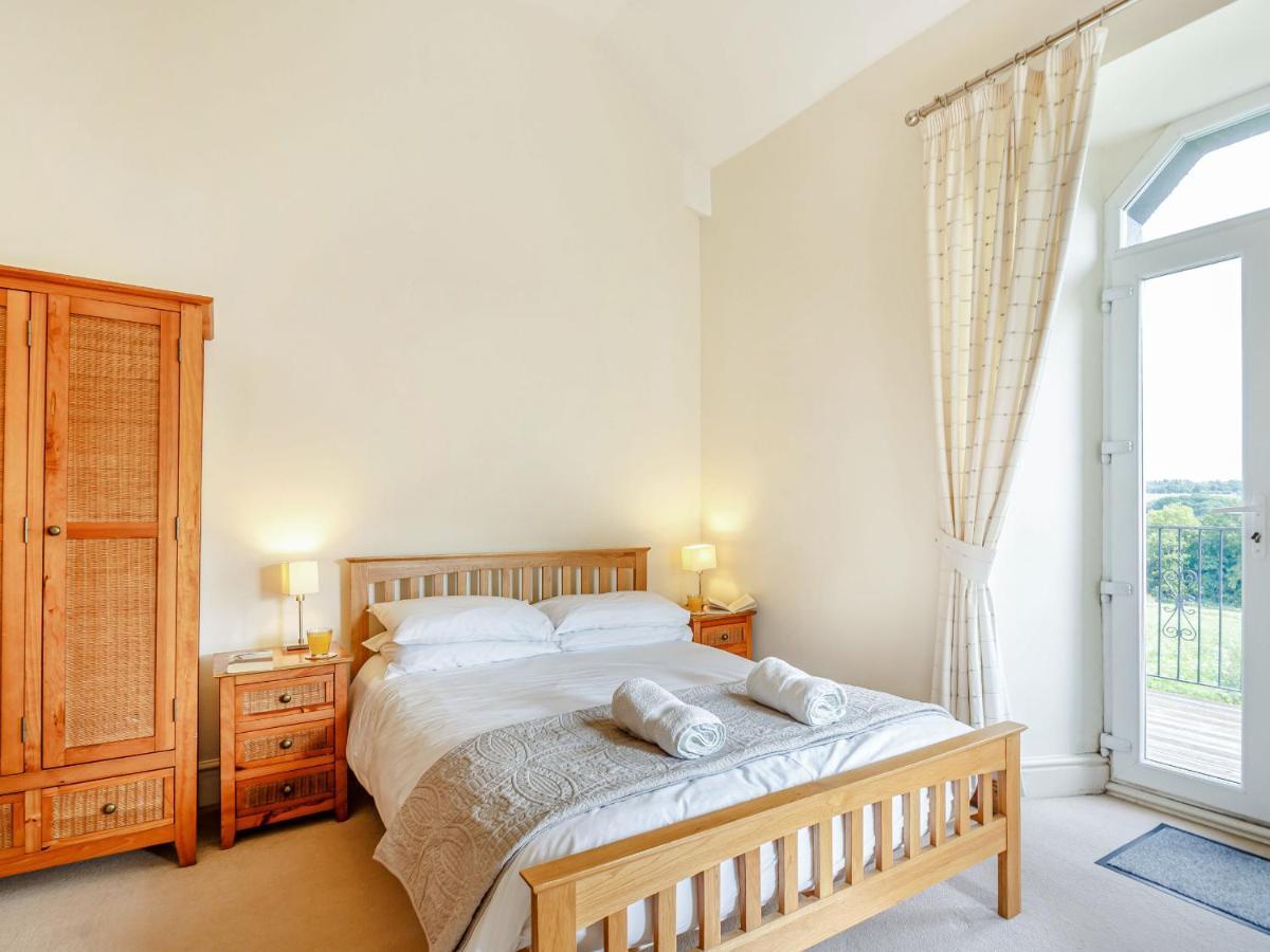 Menai View Villa Szűz Mária templom a fehér mogyorófák tavacskájánál Kültér fotó