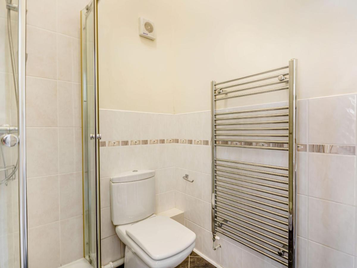 Menai View Villa Szűz Mária templom a fehér mogyorófák tavacskájánál Kültér fotó