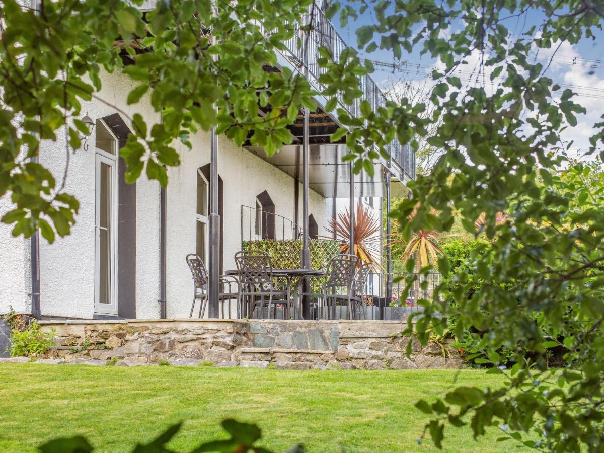 Menai View Villa Szűz Mária templom a fehér mogyorófák tavacskájánál Kültér fotó
