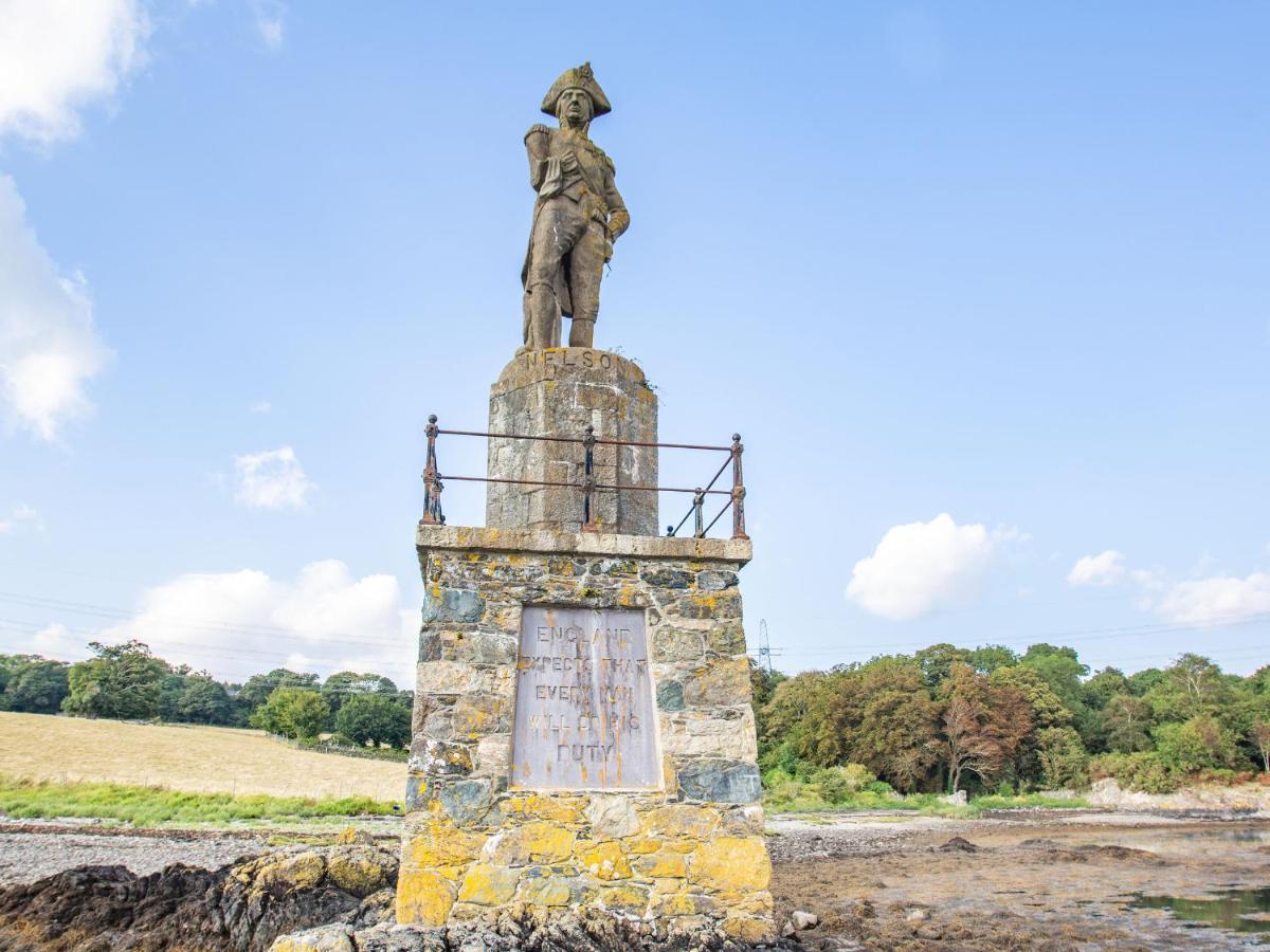 Menai View Villa Szűz Mária templom a fehér mogyorófák tavacskájánál Kültér fotó